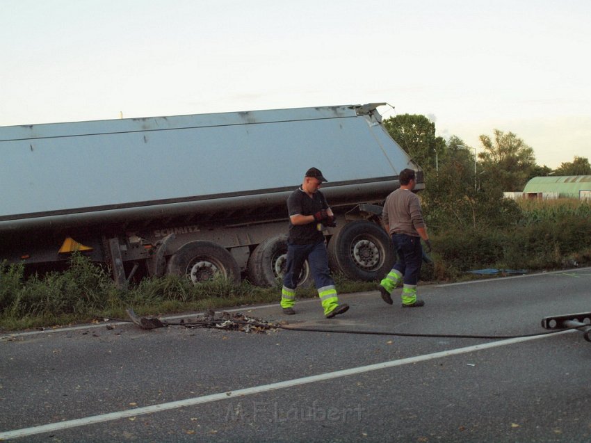 Schwerer VU Koeln Immendorf Kerkraderstr P415.JPG